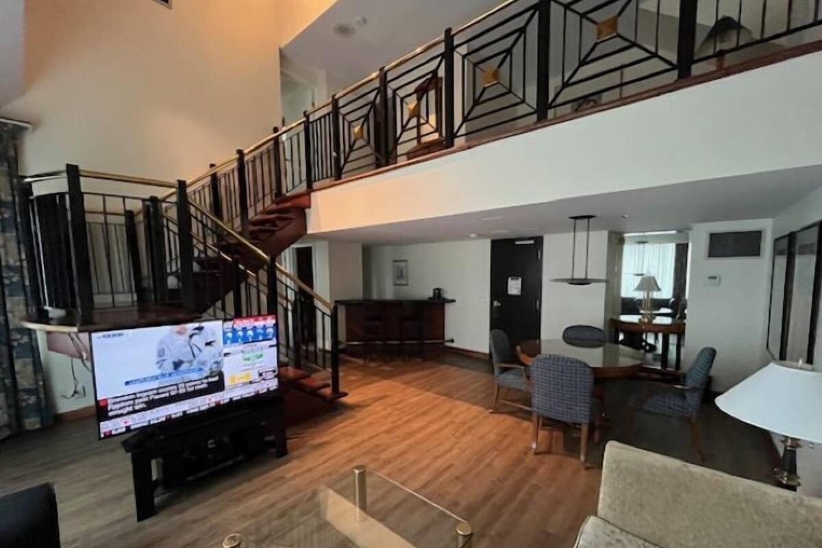 Presidential Penthouse | Living area | 37-inch LCD TV with digital channels, TV, pay movies
