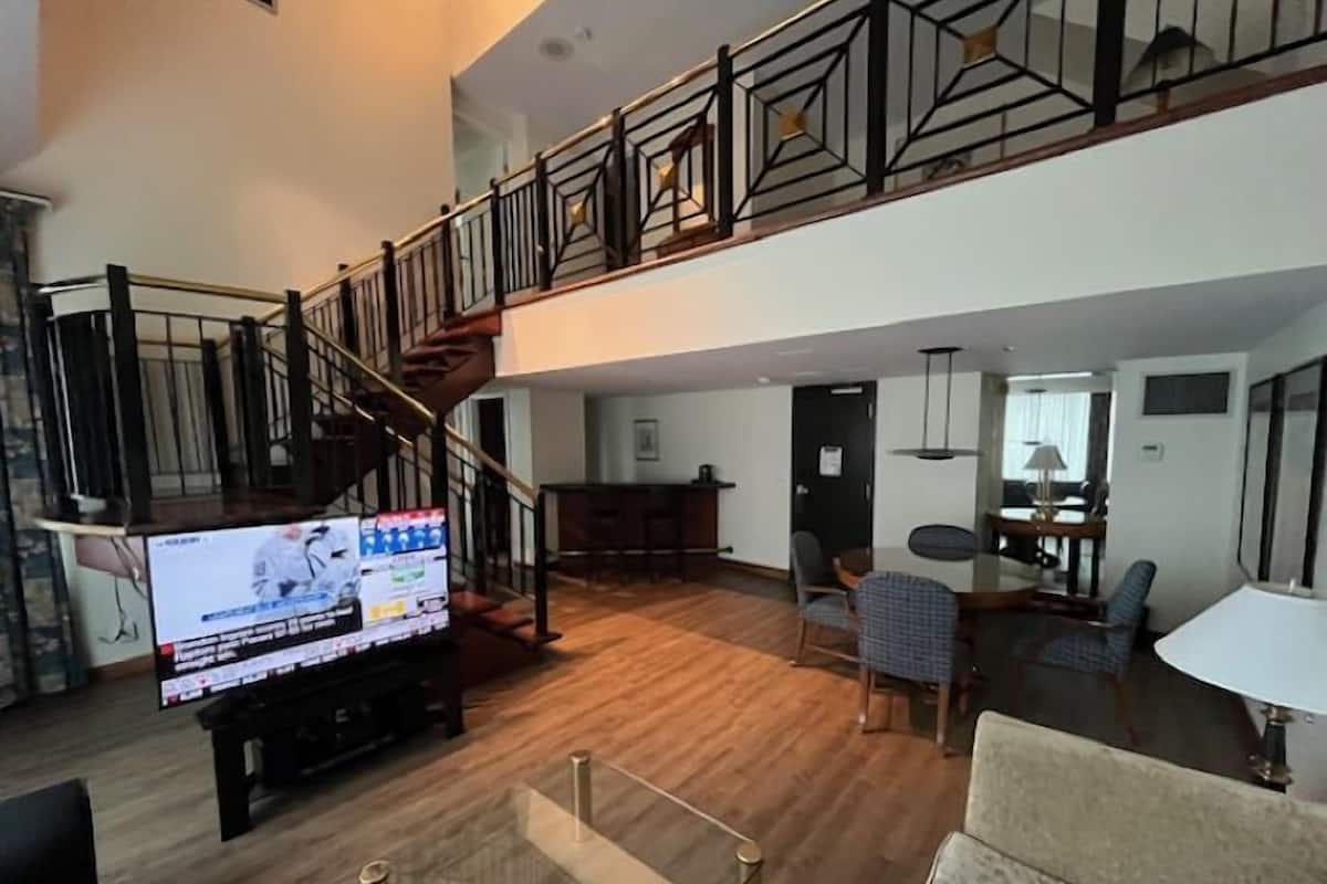 Presidential Penthouse | Living area | 37-inch LCD TV with digital channels, TV, pay movies