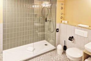 Artículos de higiene personal gratuitos, secador de pelo y toallas