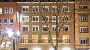 Fassade der Unterkunft â Abend/Nacht