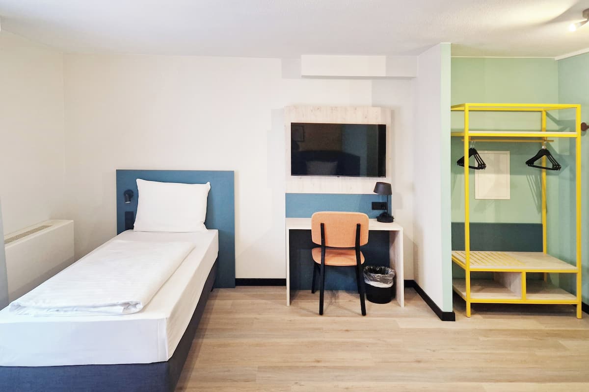 Standardenkeltværelse | Pengeskab på værelset, mørklægningsgardiner, lydisolering