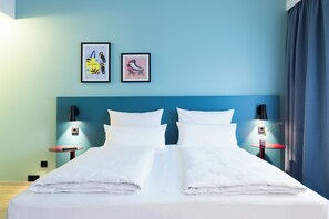 Queensize Double | In-room safe, blackout drapes, soundproofing, free cribs/infant beds - Hotel Boulevard (Stuttgart)