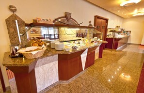 Tägliches Frühstücksbuffet (10 EUR pro Person)
