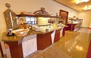 Tägliches Frühstücksbuffet (10 EUR pro Person)