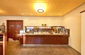 Tägliches Frühstücksbuffet (10 EUR pro Person)