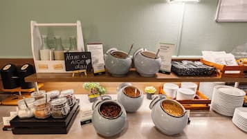 Petit déjeuner buffet (10 EUR par personne)