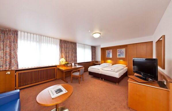 Pengeskab på værelset, mørklægningsgardiner, lydisolering