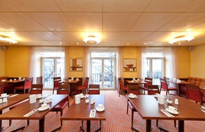 Petit déjeuner buffet (10 EUR par personne)