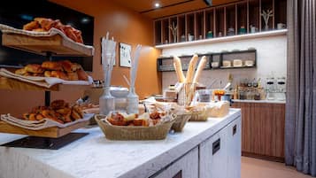 Disposição de buffet com diversos alimentos e utensílios.