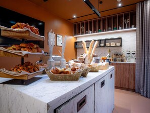 A buffet setup with various food items and utensils. - Hôtel Mercure Paris 15 Porte de Versailles (Paris)