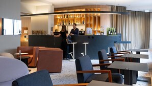 Un área de bar moderna con asientos y una barra.