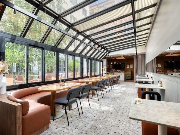 Petit déjeuner buffet (20 EUR par personne)