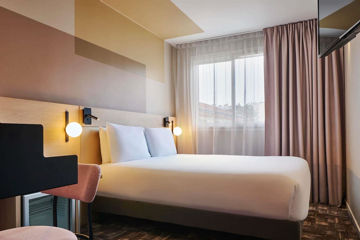 1 bedroom, premium bedding, minibar, in-room safe