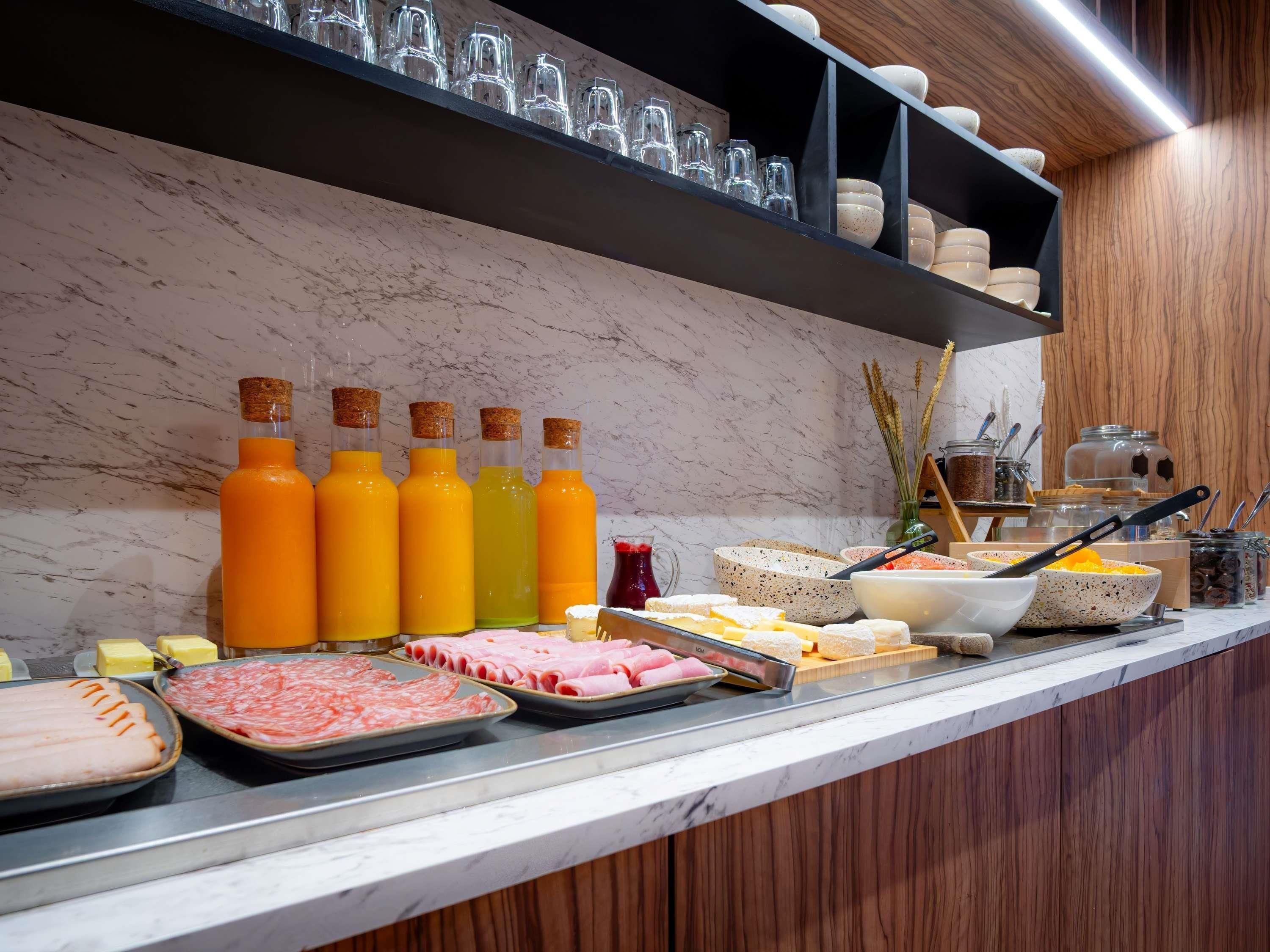 Un buffet proposant une variété de plats et de boissons.