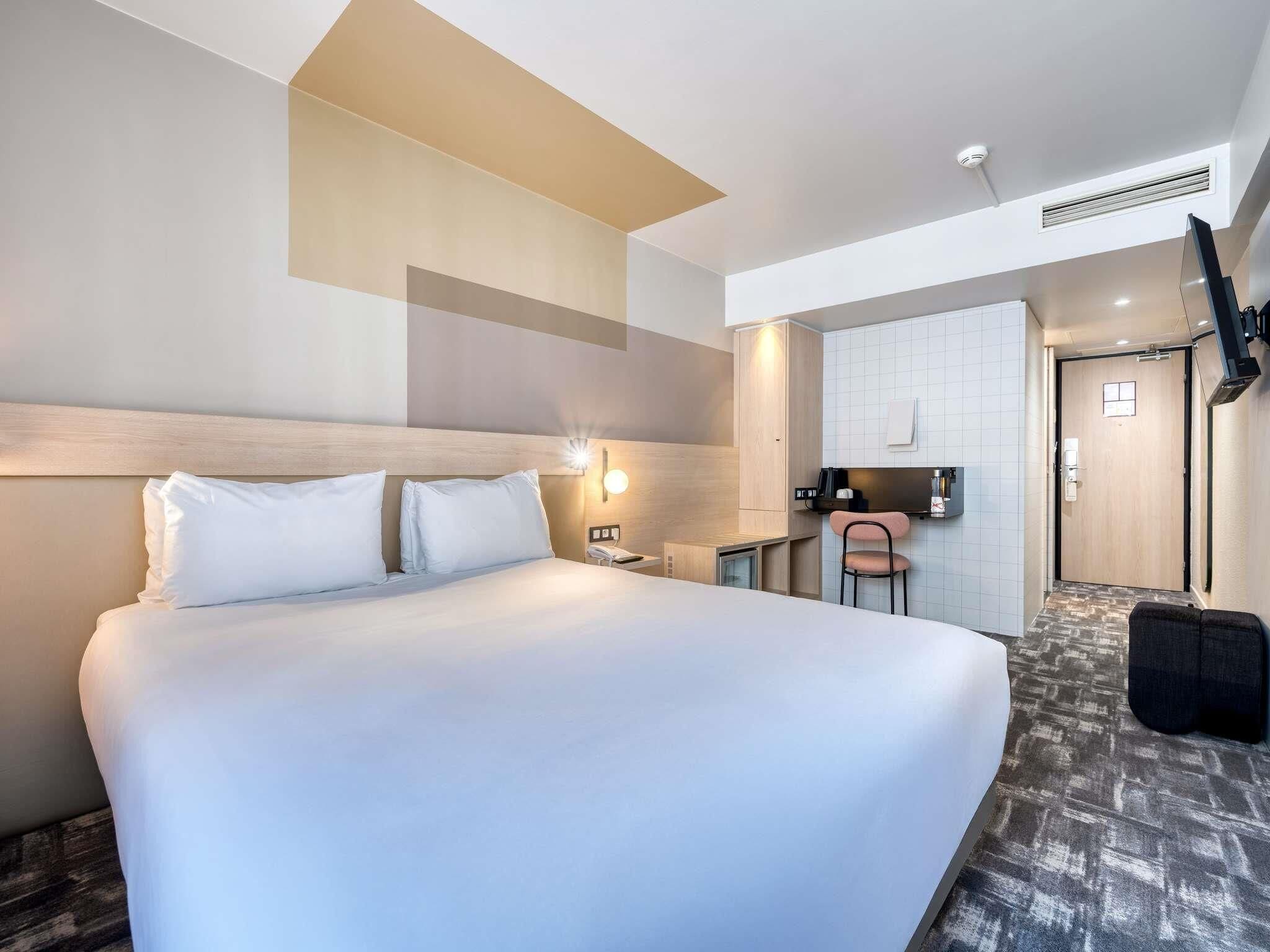 Classic Room, 1 Double Bed | 1 bedroom, premium bedding, minibar, in-room safe