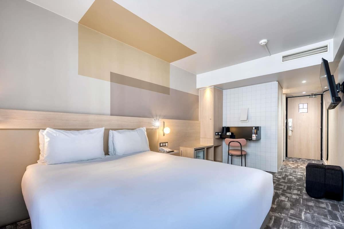 Classic Room, 1 Double Bed | 1 bedroom, premium bedding, minibar, in-room safe