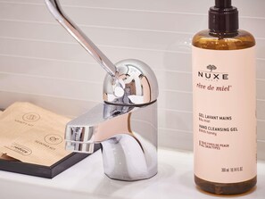 1 多 间卧室、高档床上用品、迷你吧、客房内保险箱