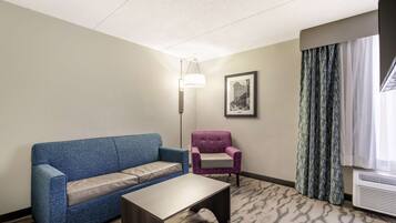 Suite, 1 kingsize bed, niet-roken, koelkast & magnetron (Living Room;with Sofabed) | Pillowtop-bedden, een bureau, een laptopwerkplek