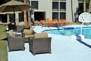 Outdoor pool, cabanas (surcharge), pool umbrellas - Hotel 502 (Phoenix)