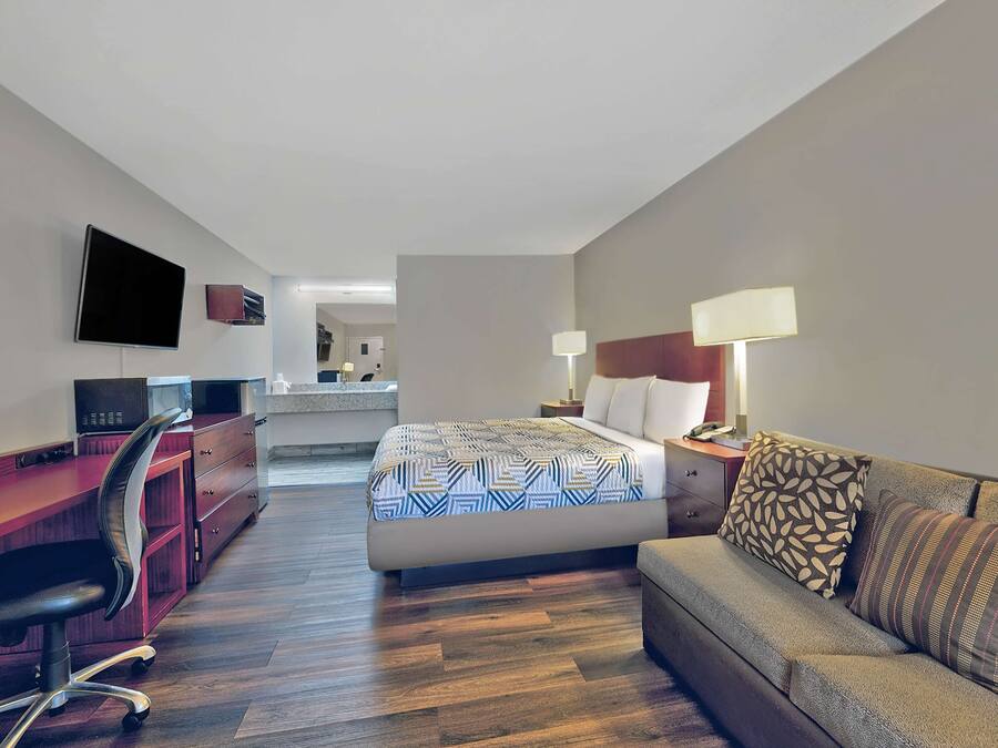 Escrivaninha, acesso à internet de alta velocidade, roupa de cama