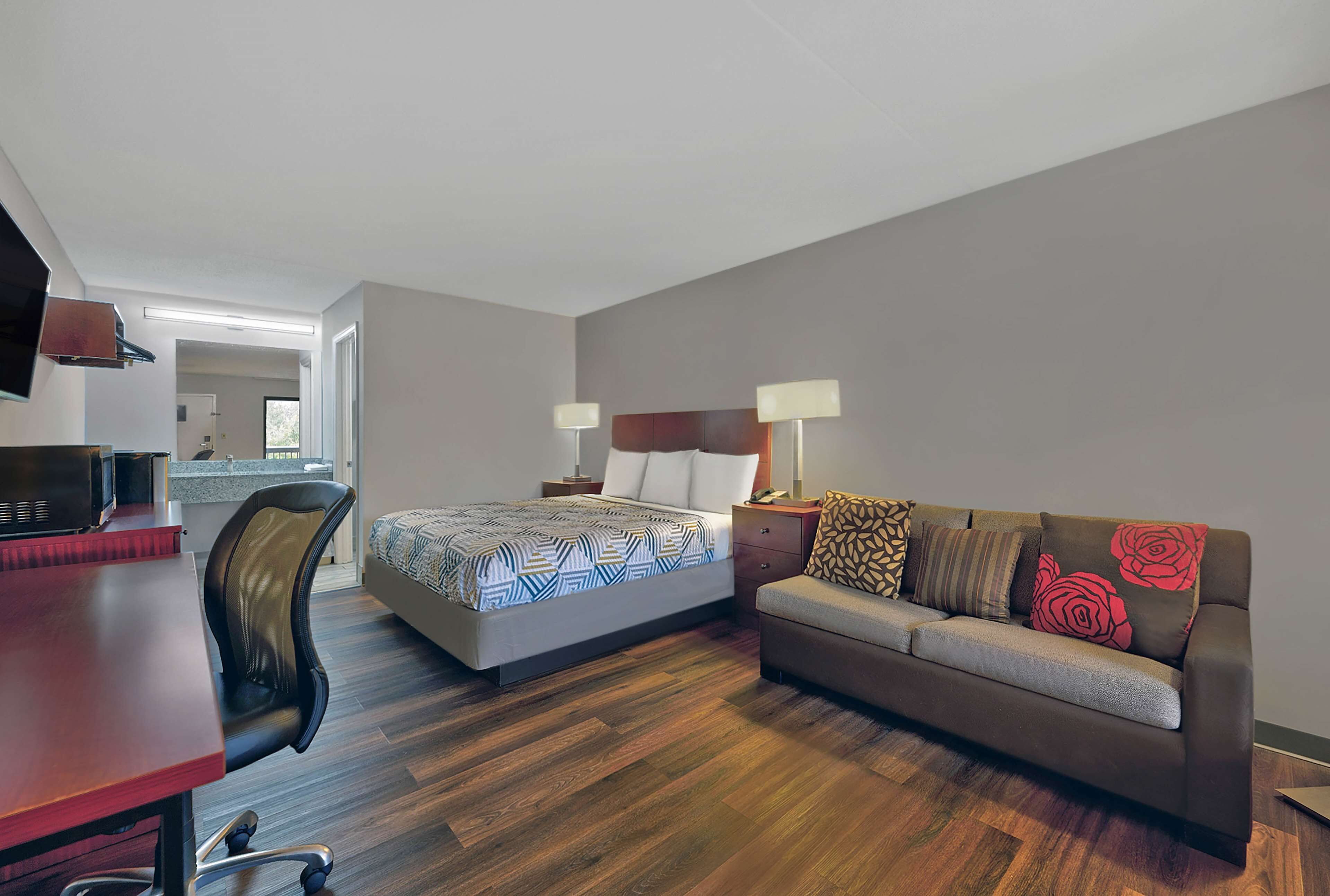 Schreibtisch, Internetzugang, Bettwäsche, Wecker