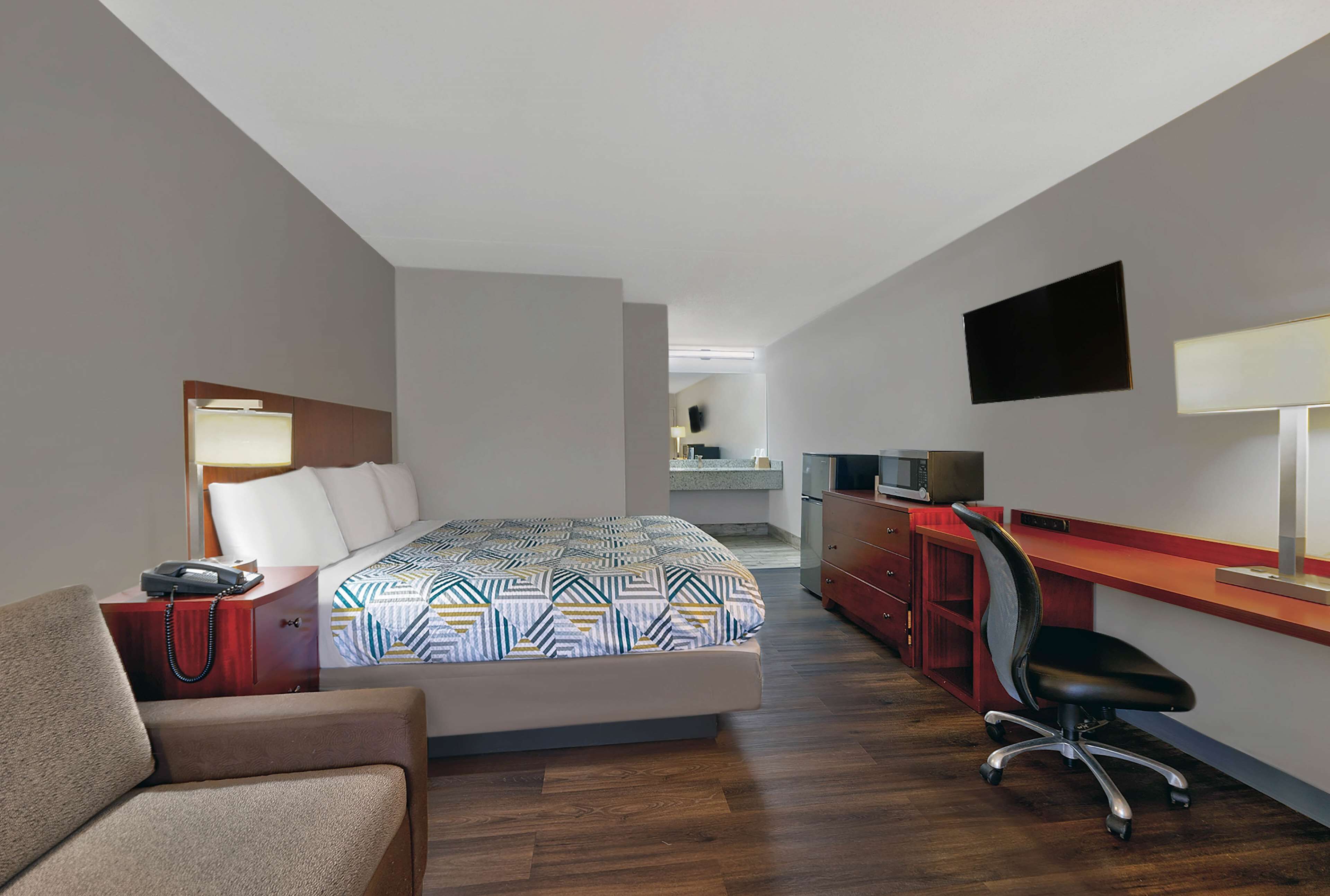 โต๊ะทำงาน, อินเทอร์เน็ตความเร็วสูง, ผ้าปูที่นอน, นาฬิกาปลุก