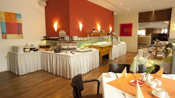 Breakfast and dinner served