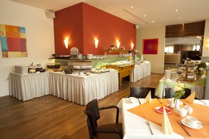 Petit déjeuner et dîner servis sur place