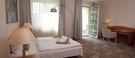 Literie hypoallergénique, coffres-forts dans les chambres, bureau