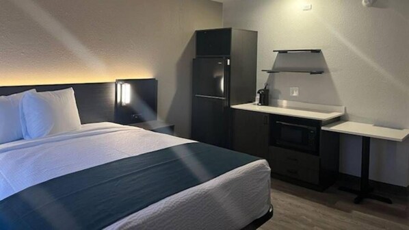 Standard Room, 1 Queen Bed, Non Smoking, Refrigerator & Microwave