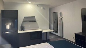 Escriptori, planxa i posts de planxar, wifi gratuïta i roba de llit 