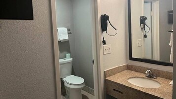 Ducha, artículos de tocador gratuitos, toallas, papel higiénico