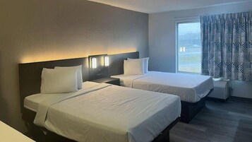 Escritorio, tabla de planchar con plancha, wifi gratis y ropa de cama