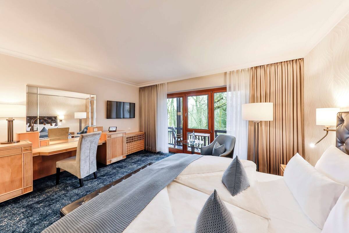 Comfort Room | Hypo-allergenic bedding, in-room safe, desk, blackout drapes