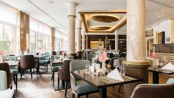 Tägliches Frühstücksbuffet (24 EUR pro Person)