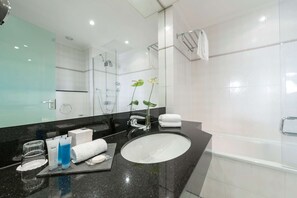 Combined shower/tub, free toiletries, hair dryer, bidet - Dorint Venusberg Bonn (Bonn)