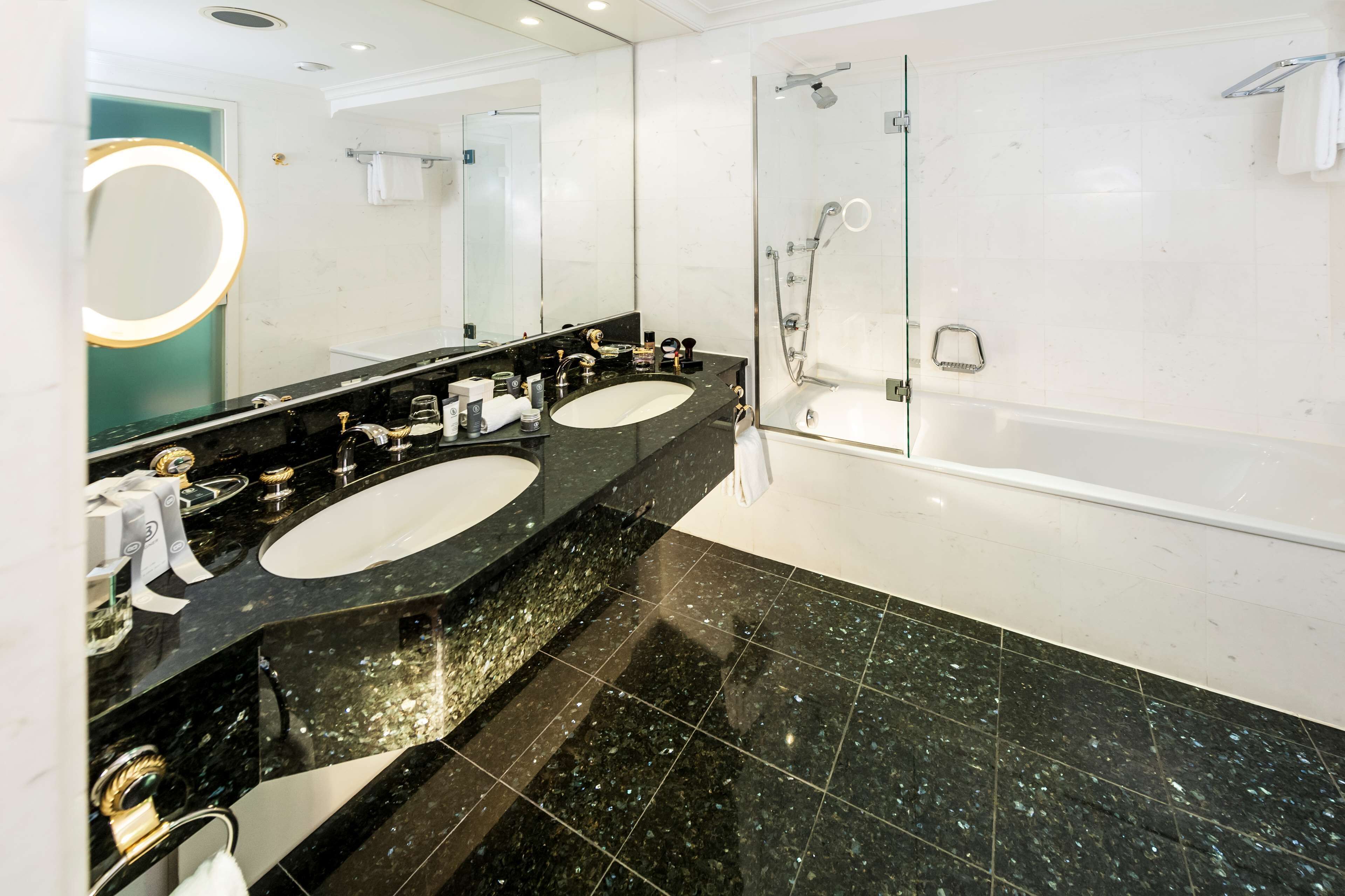 comfort suite | bathroom | combined shower/bathtub, free toiletries, hair dryer, bidet