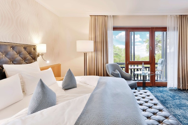 Hypo-allergenic bedding, in-room safe, desk, blackout curtains