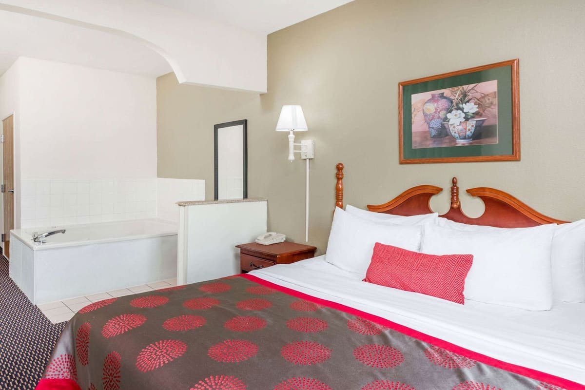 Schreibtisch, Bügeleisen/Bügelbrett, kostenlose Babybetten