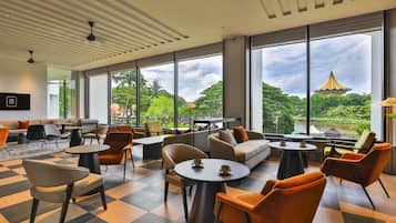 3 restaurants; breakfast, lunch, dinner, and brunch served