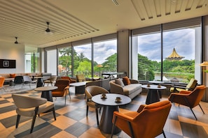 3 restaurants; breakfast, lunch, dinner, and brunch served - Hilton Kuching (Kuching)
