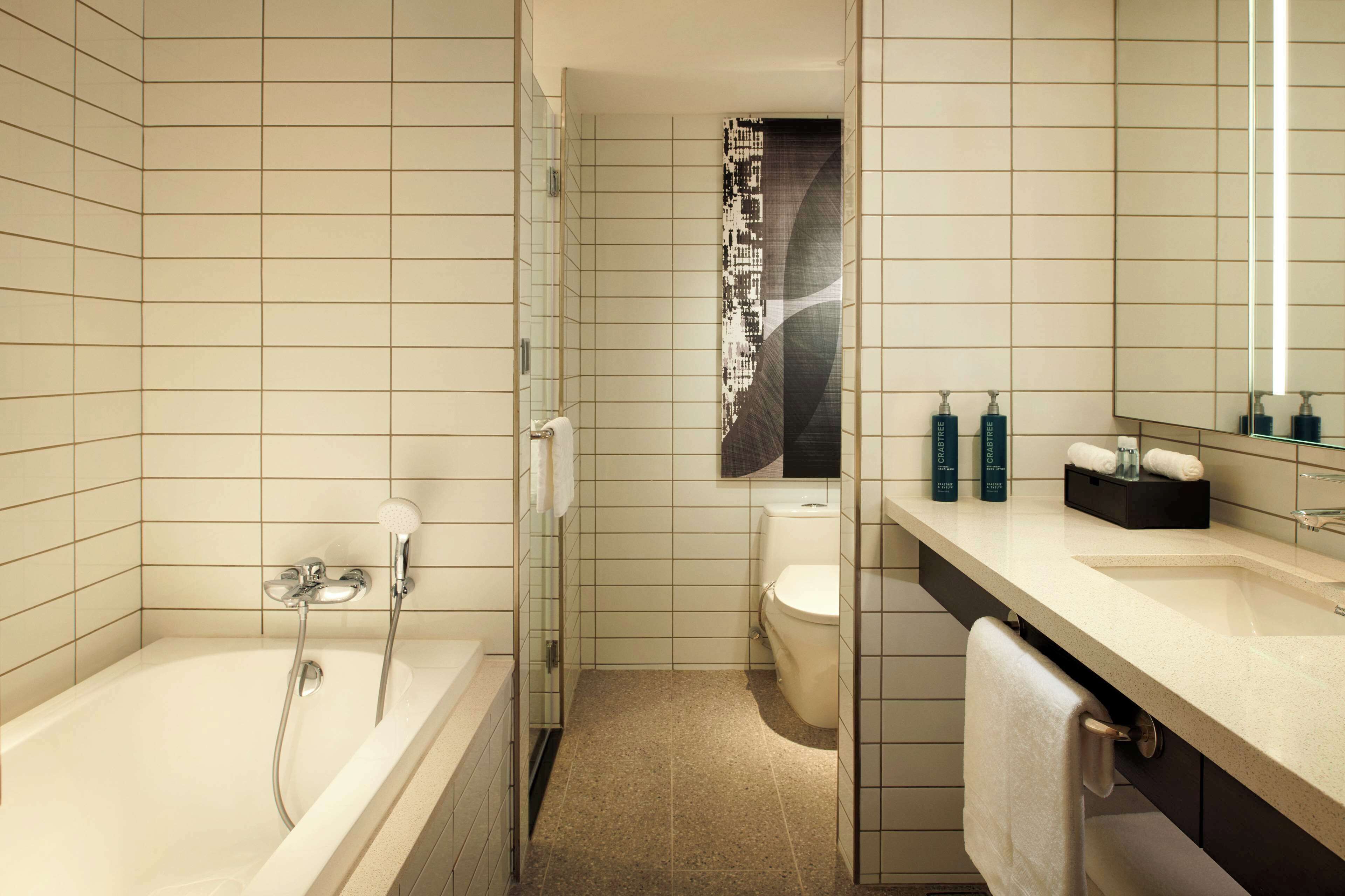 Une salle de bain moderne avec une baignoire, des toilettes et un lavabo.