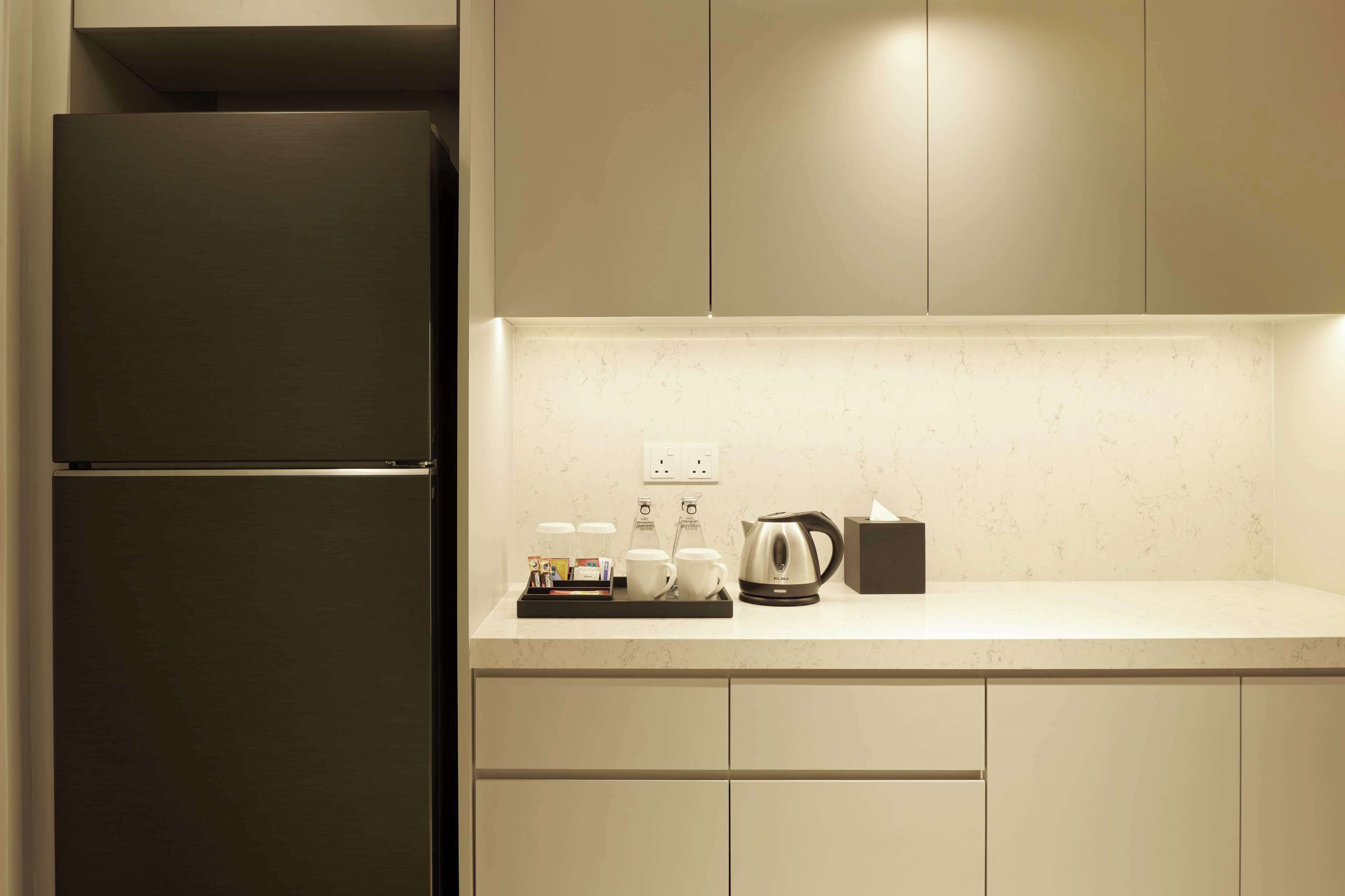 governor suite | private kitchen | fridge, coffee/tea maker