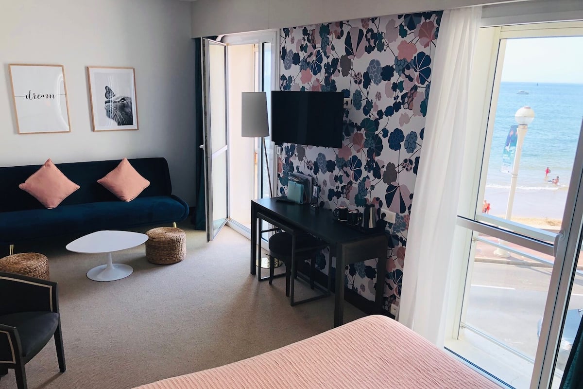 Junior kamer, uitzicht op zee | Luxe beddengoed, een bureau, verduisterende gordijnen, gratis wifi