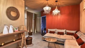 Un salon moderne avec un canapé, une table basse et un élément décoratif mural.
