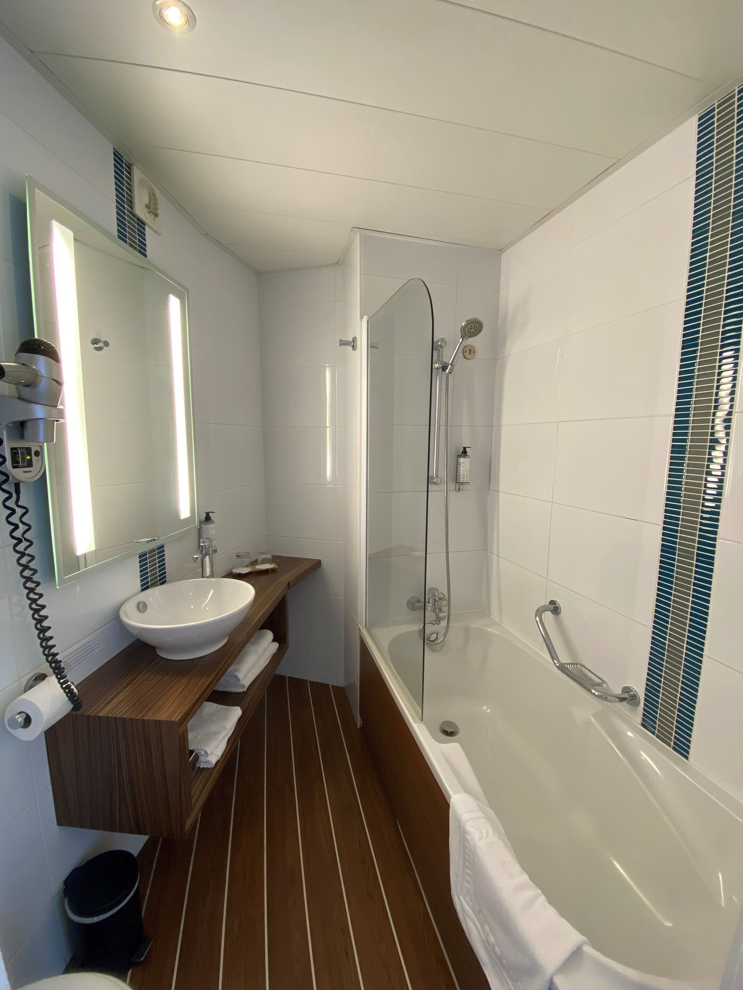 panoramic double room single use, balcony, sea view | bathroom | hair dryer, towels, soap, shampoo