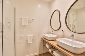 Family Room | Bathroom | Hair dryer, towels, soap, shampoo - Hôtel & Spa Les Roches Noires (Les Sables-d'Olonne)