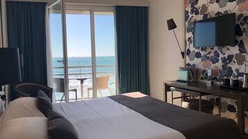 Chambre Double Confort, balcon, vue mer | Literie de qualité supérieure, bureau, rideaux occultants, Wi-Fi gratuit