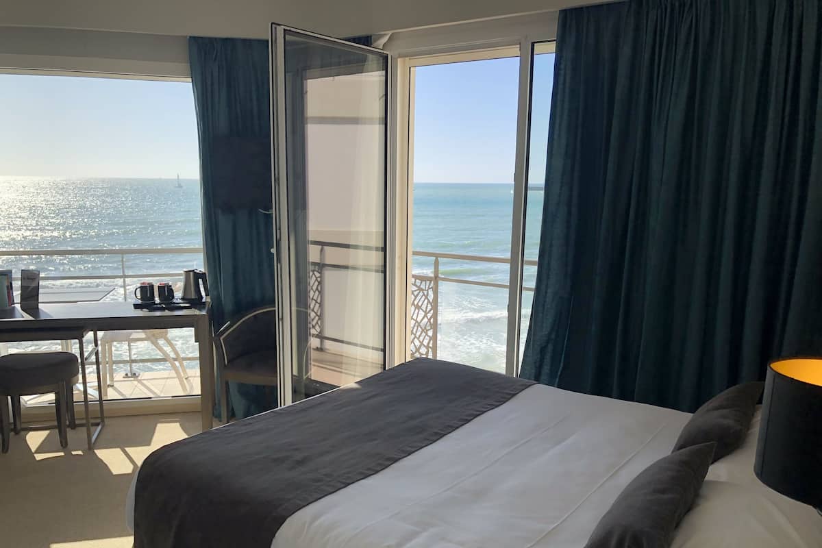 Premium bedding, desk, blackout curtains, free WiFi