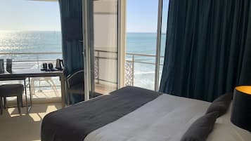 Ropa de cama de alta calidad, escritorio y cortinas blackout